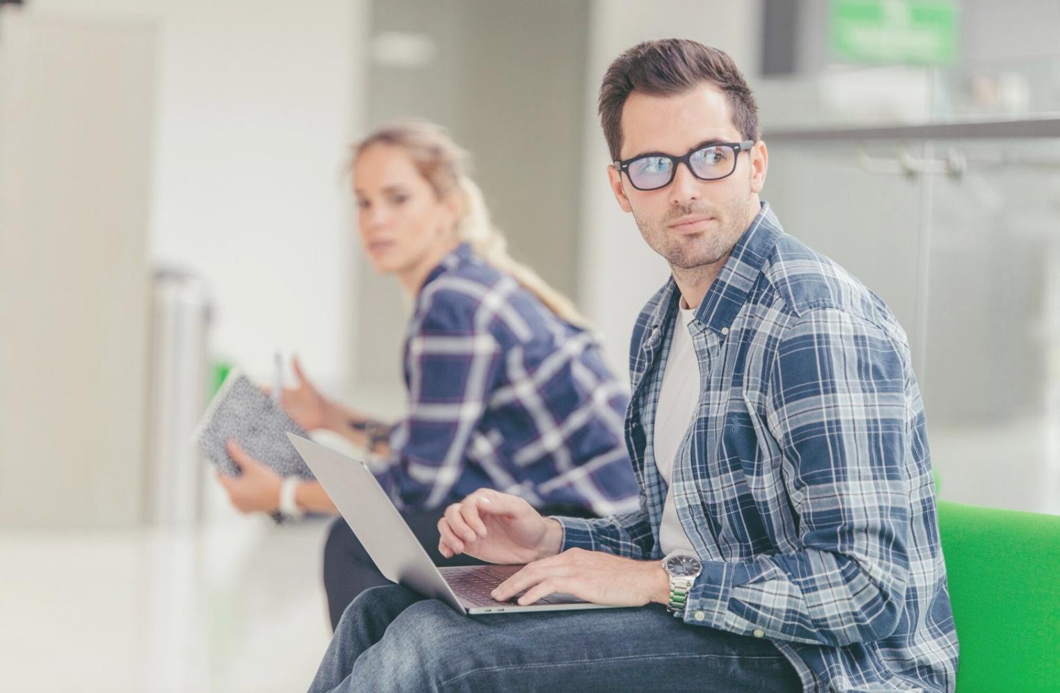 Étudiants travaillant ensemble sur leur gestion financière